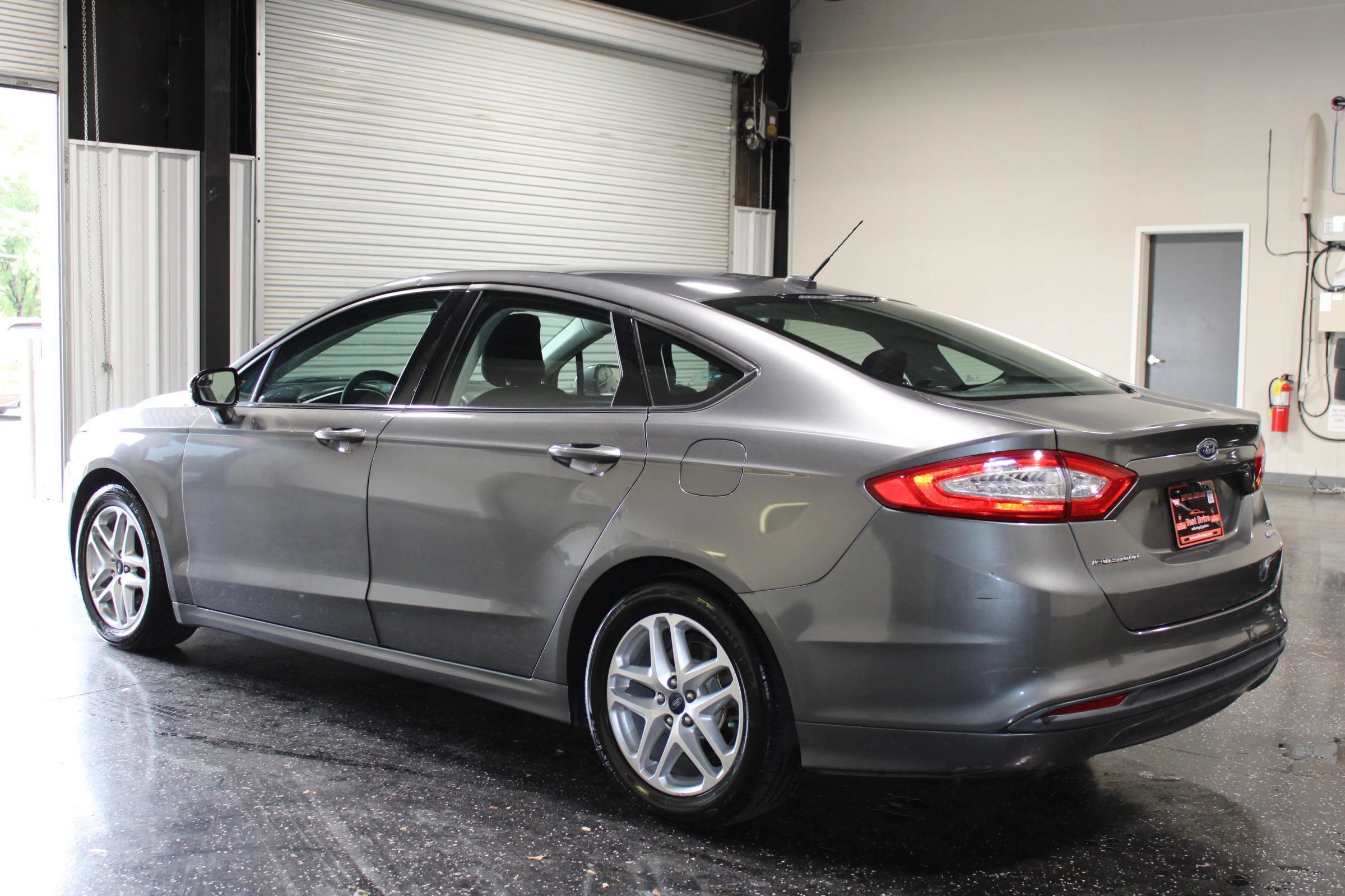 Used 2014 Ford Fusion SE FWD image 5