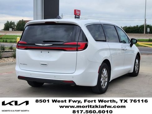 Used 2025 Chrysler Pacifica Select FWD image 4