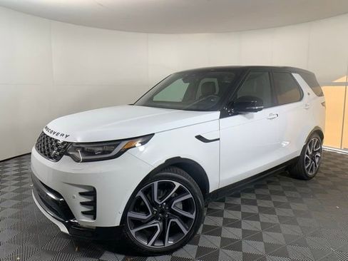 Used 2025 Land Rover Discovery Dynamic SE image 2