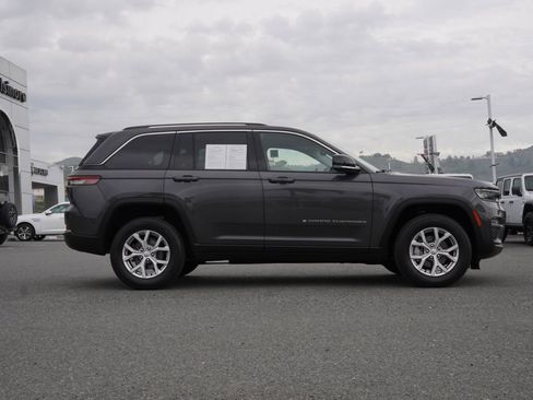 Used 2022 Jeep Grand Cherokee Limited image 3