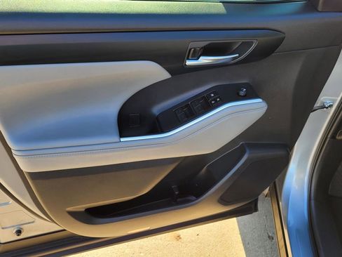 Used 2024 Toyota Highlander XLE image 24