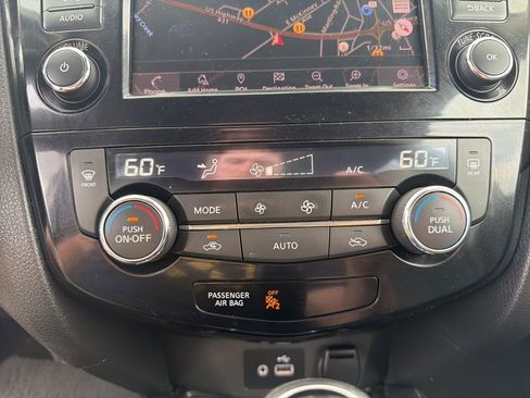 Used 2018 Nissan Rogue SL FWD image 35