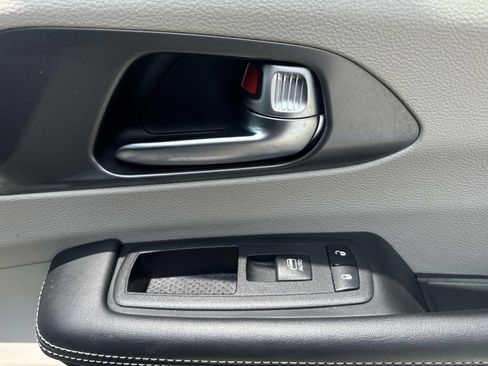 Used 2023 Chrysler Pacifica Touring-L FWD image 15