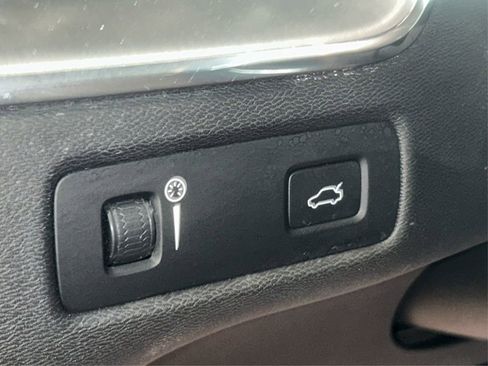 Used 2020 Volvo XC60 T5 Momentum image 36