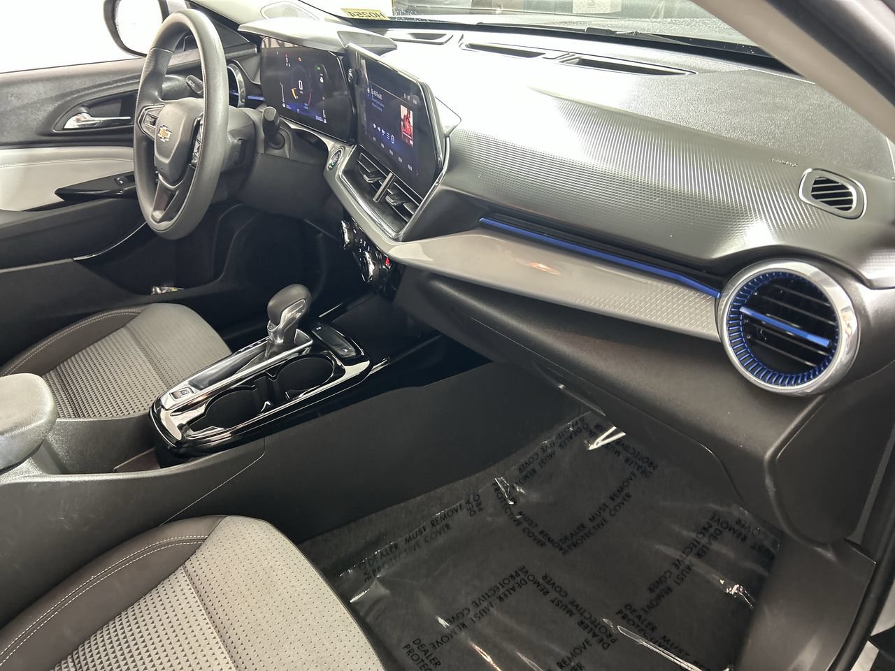 Used 2025 Chevrolet Trax LT FWD image 27