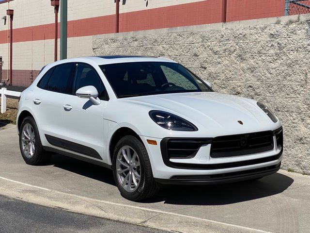 Certified 2025 Porsche Macan AWD/4WD image 9