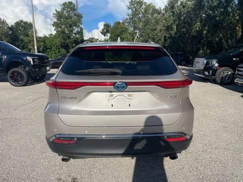 Used 2024 Toyota Venza XLE AWD/4WD image 3