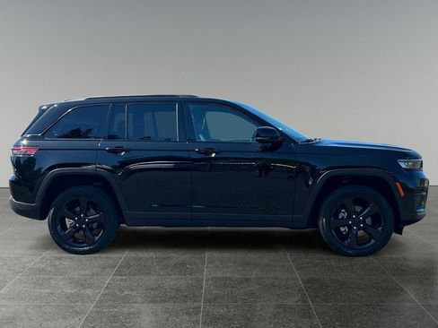 Used 2023 Jeep Grand Cherokee Altitude AWD/4WD image 11