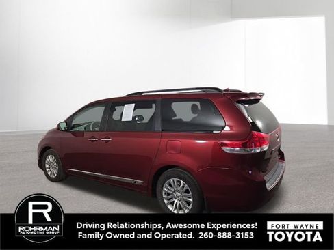 Used 2011 Toyota Sienna XLE w/ Premium Pkg image 9