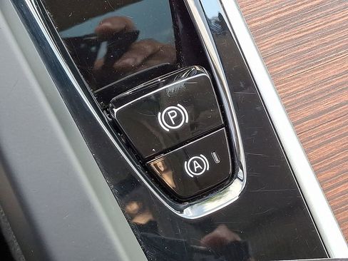 Used 2023 Volvo XC60 B5 Plus image 27