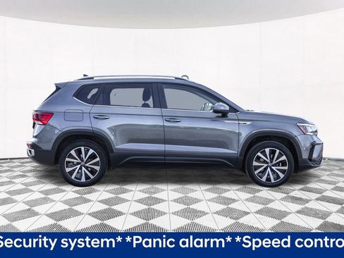 Certified 2022 Volkswagen Taos SE image 11