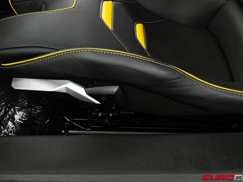 Used 2021 Lamborghini Huracan EVO RWD image 45
