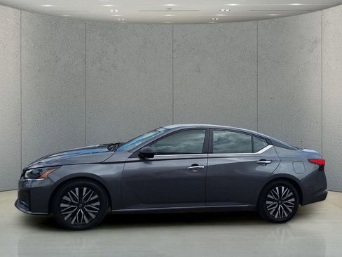 Used 2024 Nissan Altima 2.5 SV FWD image 2