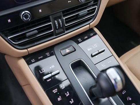 Used 2022 Porsche Macan image 19