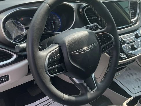 Used 2024 Chrysler Pacifica Touring-L FWD image 20