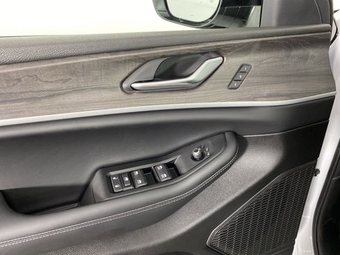 New 2025 Jeep Grand Cherokee L Limited w/ Black Appearance Package image 15