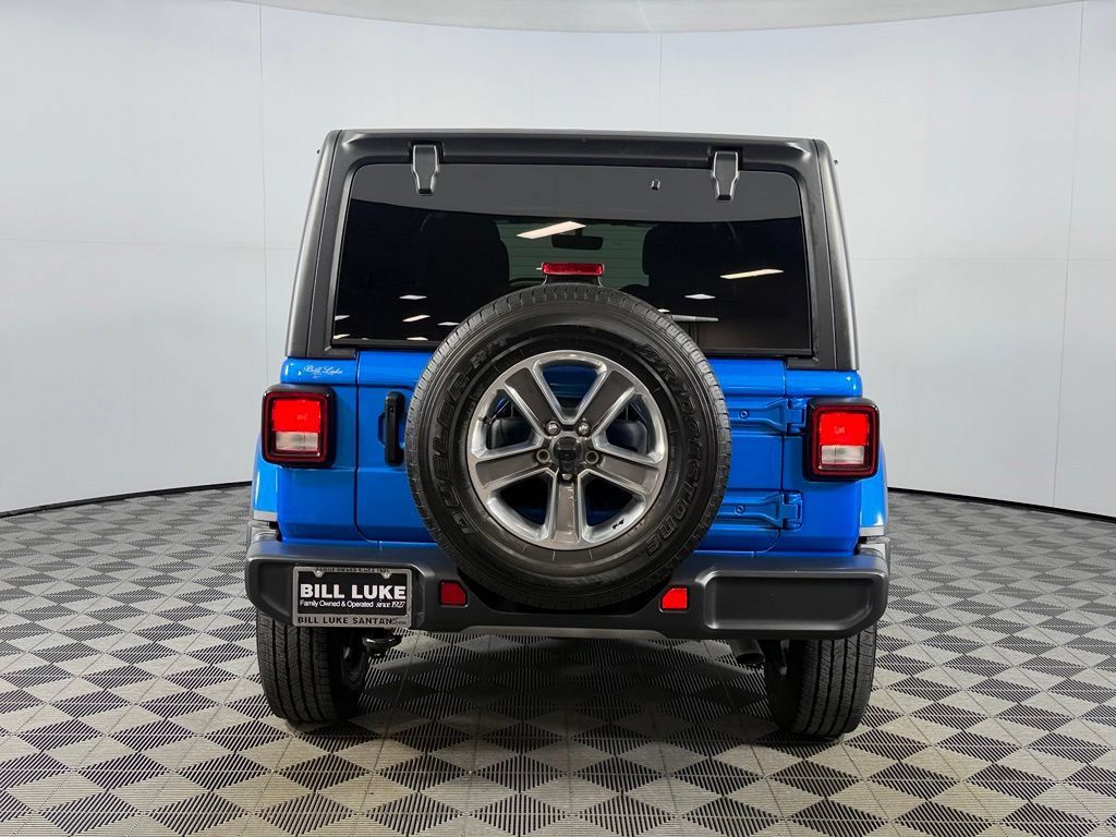 Used 2022 Jeep Wrangler Unlimited Sahara AWD/4WD image 8