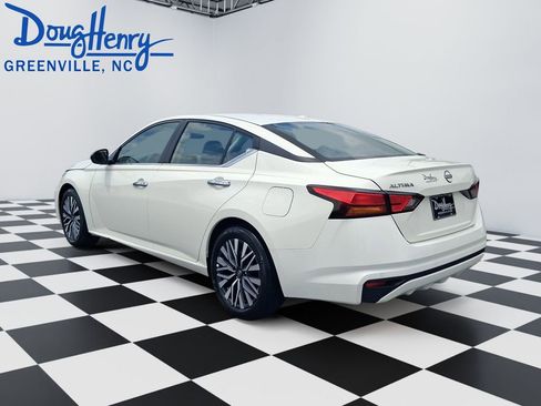 Used 2025 Nissan Altima 2.5 SV FWD image 3