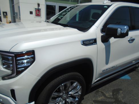 Used 2023 GMC Sierra 1500 Denali w/ Denali Reserve Package AWD/4WD image 11