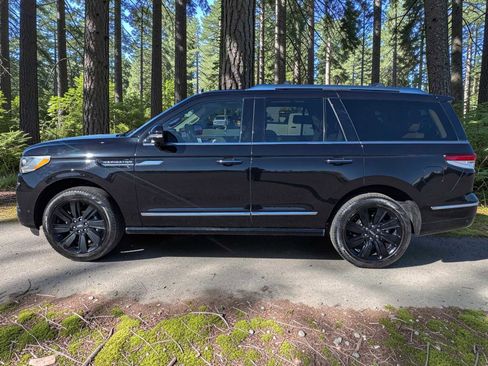 Used 2023 Lincoln Navigator Reserve AWD/4WD image 3