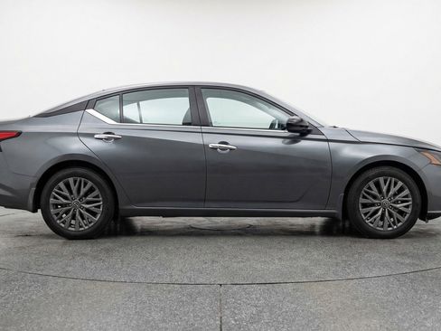 Used 2025 Nissan Altima 2.5 SV image 11