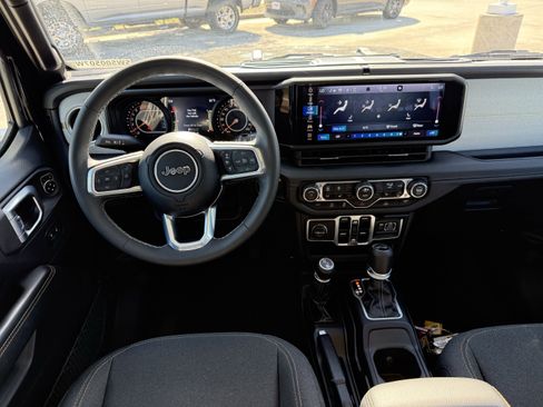 Used 2025 Jeep Wrangler Unlimited Sahara image 14