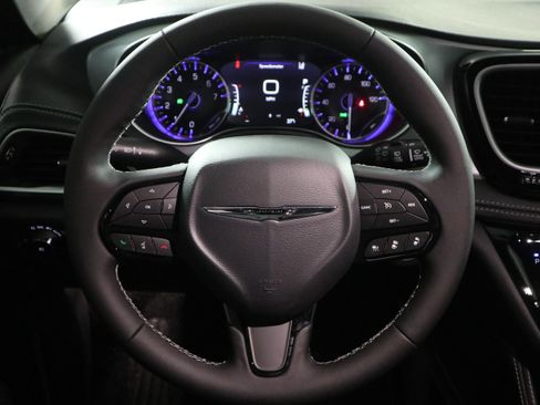 New 2026 Chrysler Pacifica Limited image 17