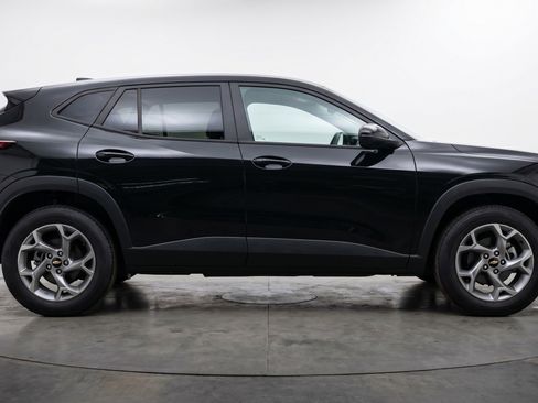 Used 2025 Chevrolet Trax LT FWD image 11