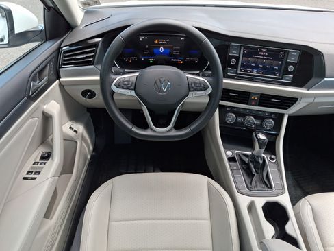Certified 2023 Volkswagen Jetta SE w/ Panoramic Sunroof Package FWD image 12