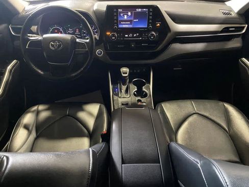 Used 2021 Toyota Highlander XLE AWD/4WD image 3
