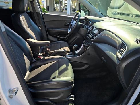 Used 2019 Chevrolet Trax LT w/ LT Convenience Package AWD/4WD image 14
