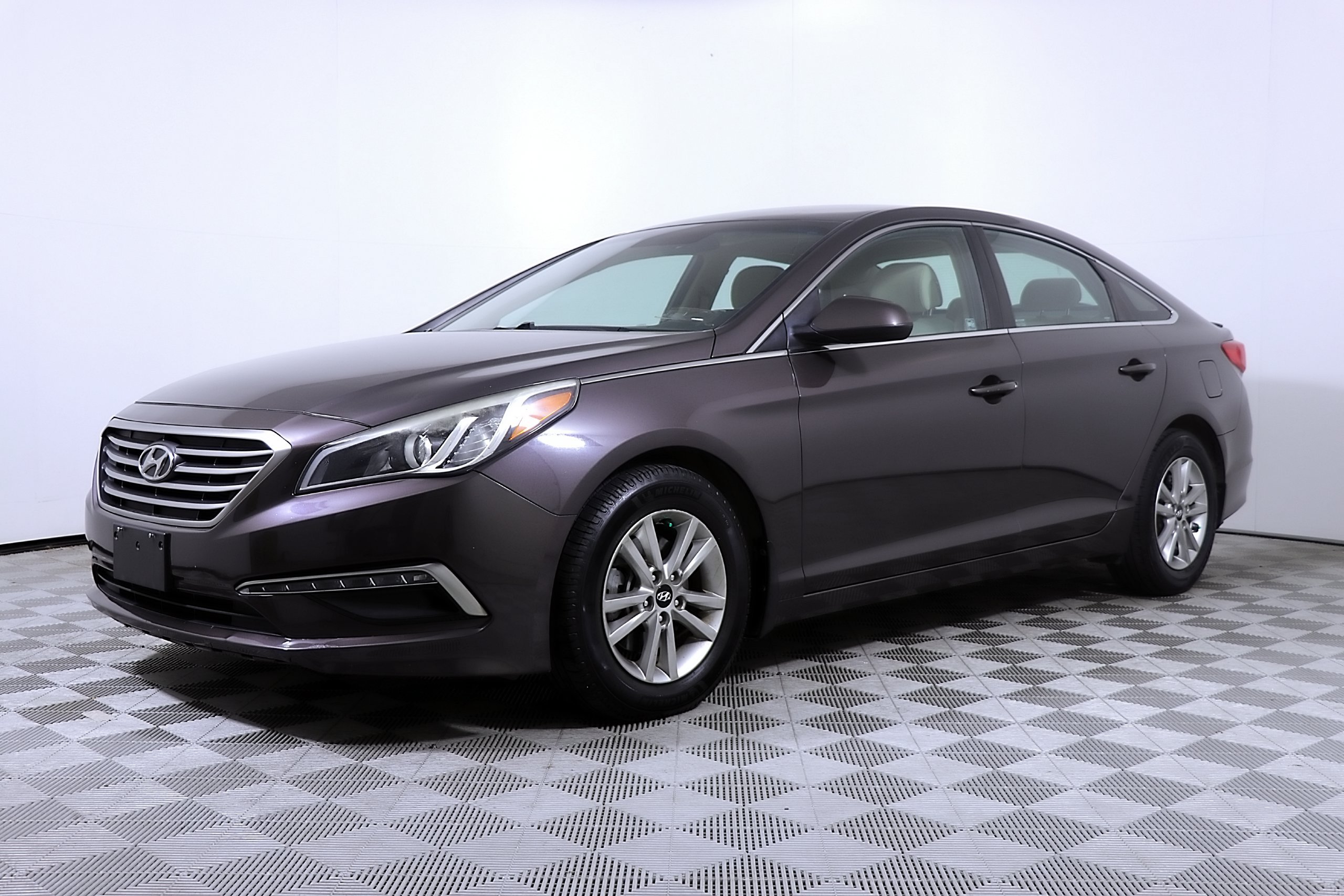 Used 2015 Hyundai Sonata SE FWD image 2
