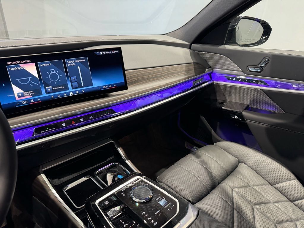 Used 2025 BMW 760i xDrive AWD/4WD image 22