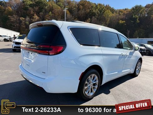 Used 2022 Chrysler Pacifica Touring-L image 4