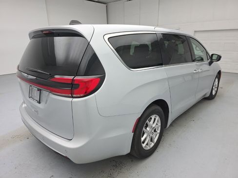 Used 2024 Chrysler Pacifica Touring-L FWD image 12