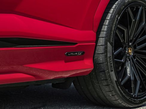 Used 2025 Lamborghini Urus SE AWD/4WD image 36