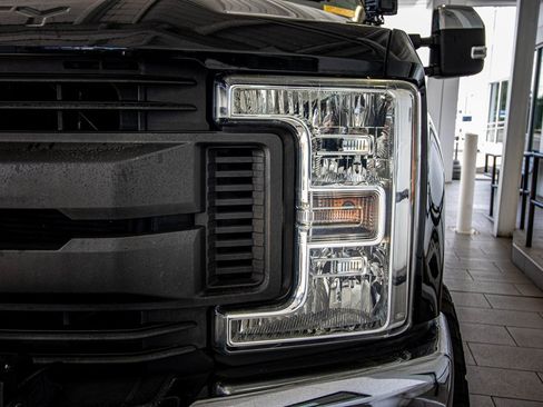 Used 2017 Ford F250 XLT w/ XLT Premium Package image 9