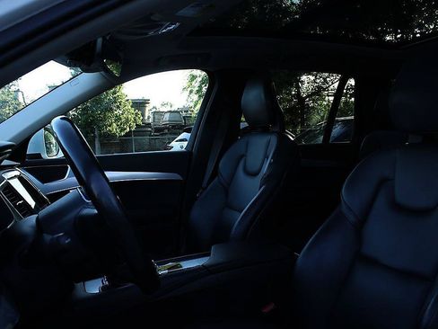 Used 2018 Volvo XC90 T5 Momentum w/ Convenience Package FWD image 11