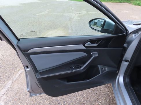 Used 2025 Volkswagen Jetta SE FWD image 25