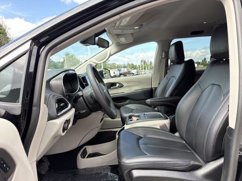 Used 2024 Chrysler Pacifica Limited FWD image 9