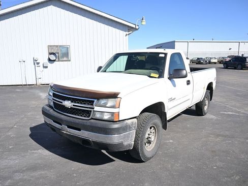 Used 2007 Chevrolet Silverado 2500 LT w/ Heavy-Duty Power Package image 2
