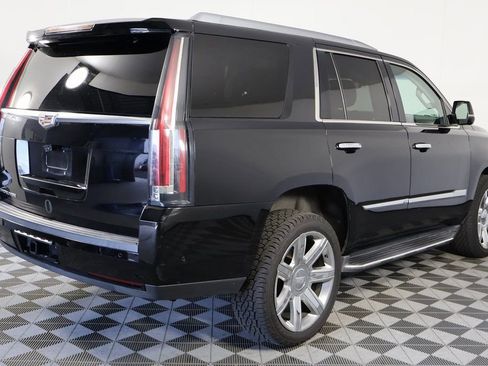 Used 2018 Cadillac Escalade Luxury image 4