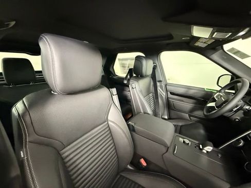 New 2025 Land Rover Discovery S image 32