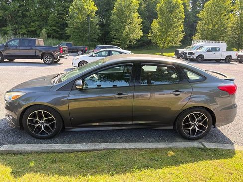 Used 2016 Ford Focus SE w/ SE Sport Package FWD image 4