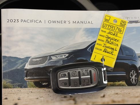 Used 2023 Chrysler Pacifica Touring-L FWD image 38