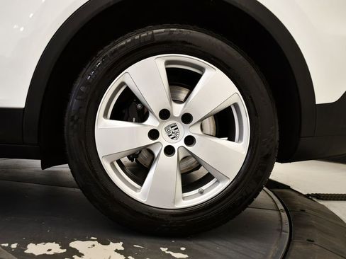 Used 2023 Porsche Cayenne image 16