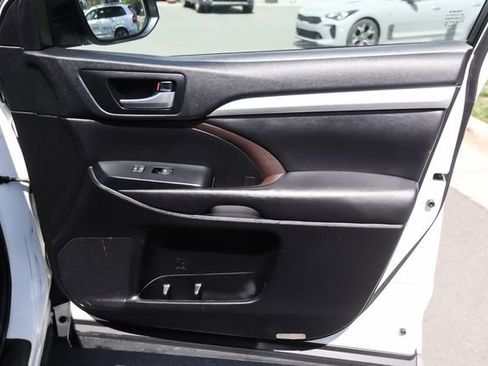 Used 2017 Toyota Highlander XLE image 44