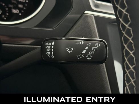 Used 2021 Volkswagen Tiguan SE image 24