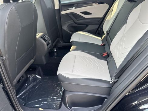 Certified 2025 Volkswagen Tiguan SE image 12