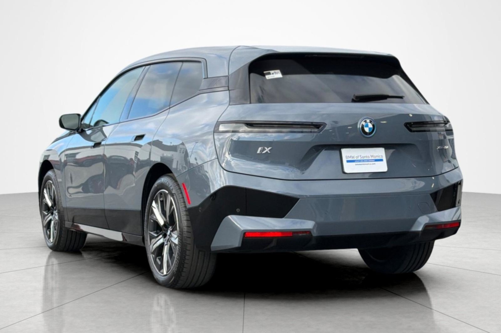 Used 2023 BMW iX xDrive50 w/ Sport Package AWD/4WD image 3